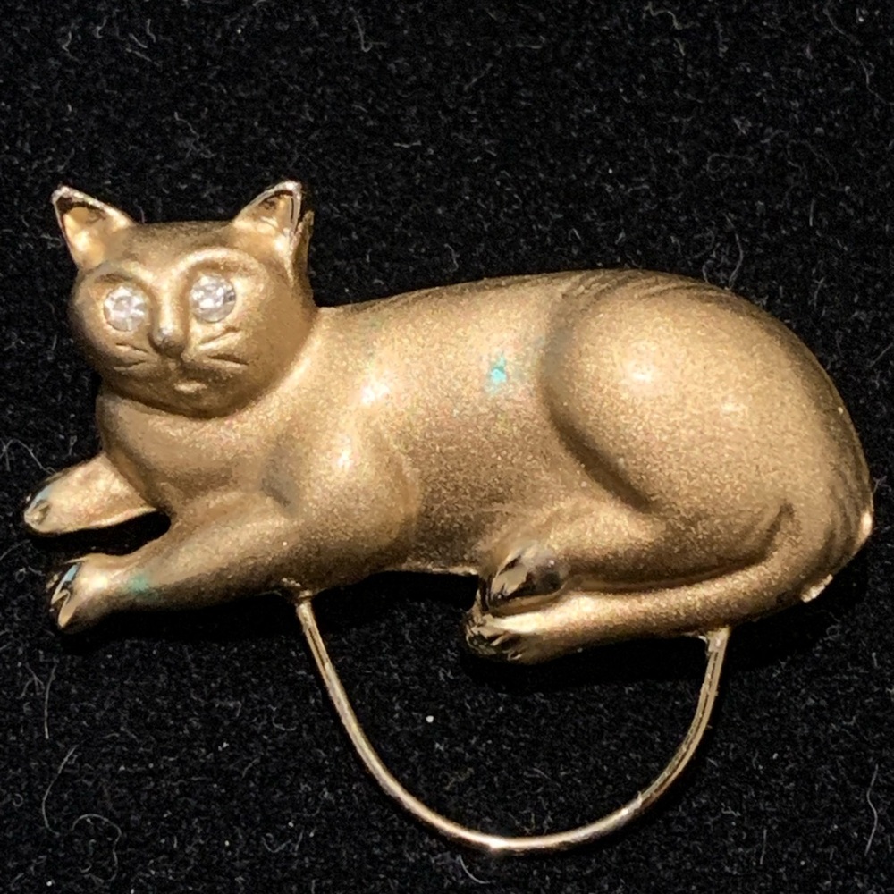 Elegant Gold Cat Brooch